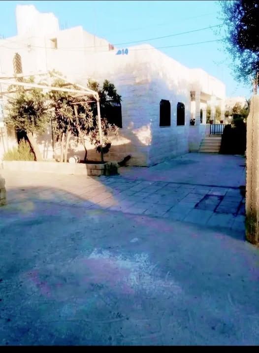 Stone House with 4 Facades on 851m² Land