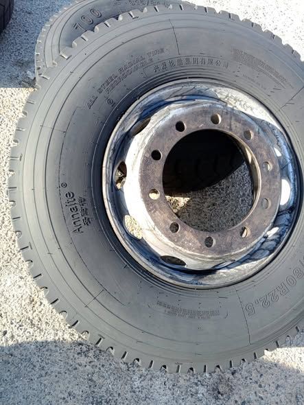 إطارات شاحنة مقاس 315/80R22.5 مع جنط ألماني — الأردن (3)