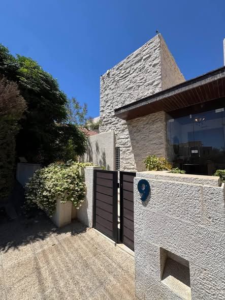 Modern Duplex Villa in Al-Jubaiha, Near University of Jordan