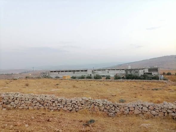 مزرعة دواجن مرخصة تتسع لـ 25000 طير على أرض 10 دونمات