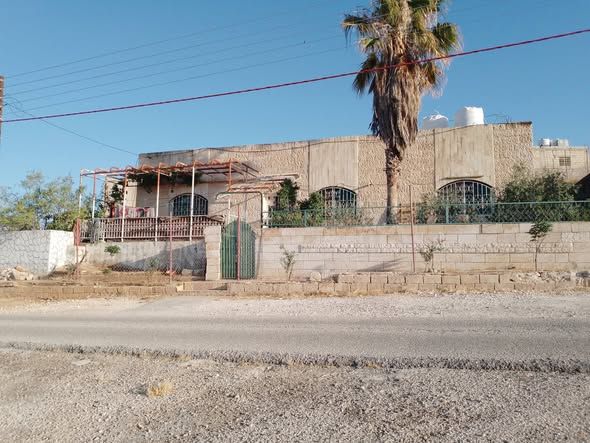 بيت مستقل 3 غرف نوم مساحة بناء 220م في إربد