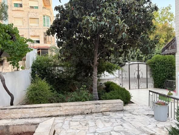 فيلا بطابقين مستقلين مع بقالة مرخصة في الجبيهة — الجبيهة، الأردن (4)