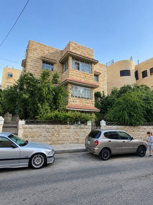 عمارة سكنية مكونة من 4 شقق مؤجرة في جبل الحسين
