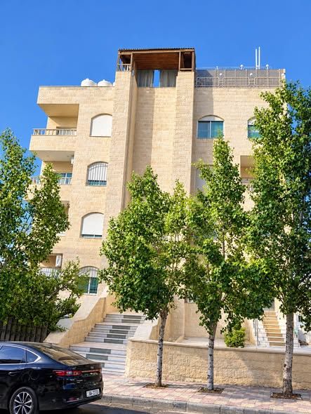 شقة 190م في الرابية طابق أول قرب مدارس كامبرج
